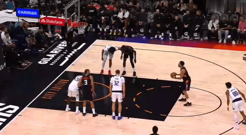 世界杯比赛在线观看平台-伤病猛如虎！杰伦-格林首节回更衣室，次节古德温也回更衣室